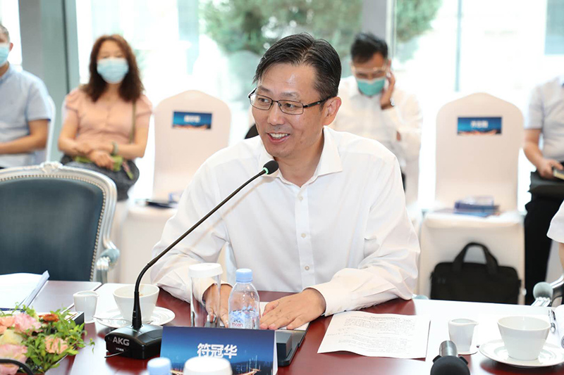 “老交通”智庫(kù)執(zhí)行副主任、蘇交科集團(tuán)董事長(zhǎng)符冠華主持沙龍.jpg